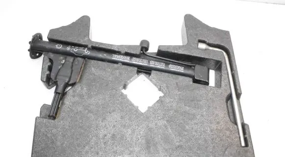 Mercedes-Benz SL R230 Tool set A2306841037
