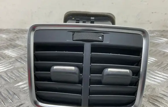 Audi Q3 8U Rear air vent grill 8U0819203