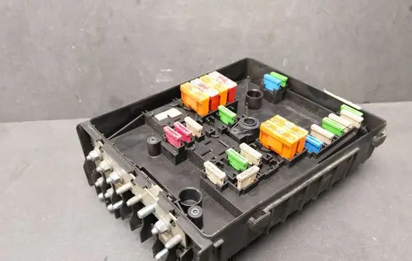 Volkswagen Golf V Fuse module 1K0937125