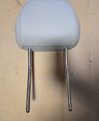 Volkswagen Tiguan Front seat headrest 