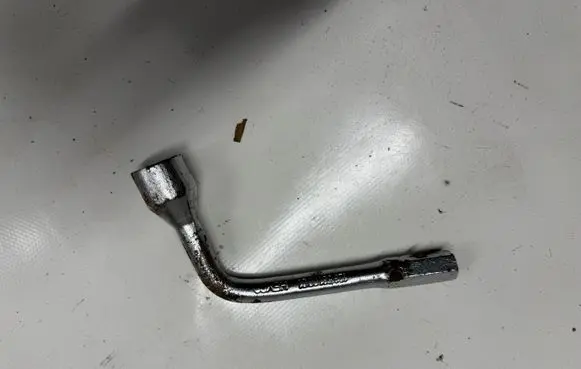 Mercedes-Benz W123 Wheel nut wrench 1235810001