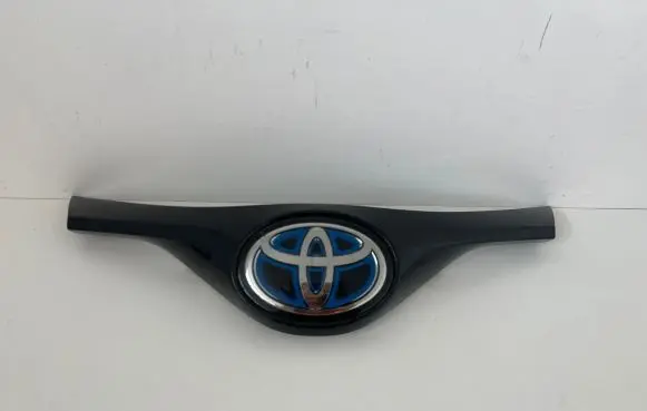Manufacturer badge logo/emblem