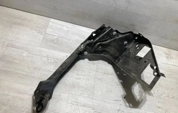 Headlight/headlamp mounting bracket