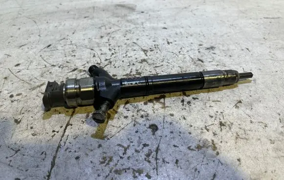 Toyota Corolla Verso AR10 Fuel injector 236700R020 09H32801