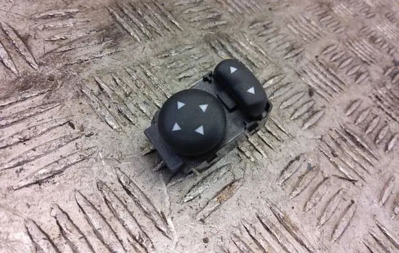 Fiat 500 Wing mirror switch A223