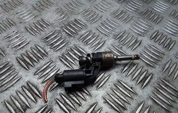 Skoda Octavia Mk2 (1Z) Fuel injector 03C906036M