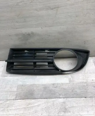 Volkswagen Touran I Front bumper lower grill 1T0853665A