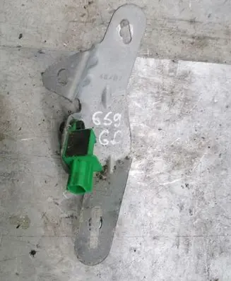 Volkswagen Golf V Airbag deployment crash/impact sensor
