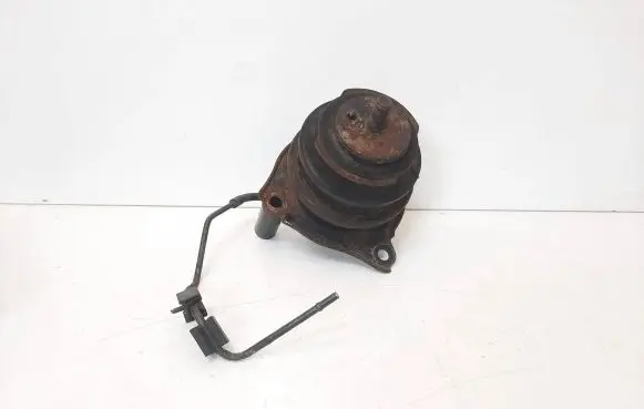 Engine mount vacuum valve