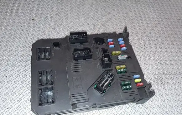 Peugeot 407 Fuse module 9655221080