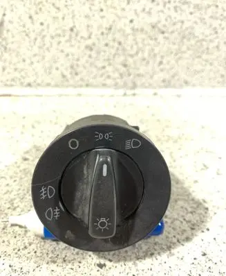 Volkswagen Golf IV Light switch 1C0841531A