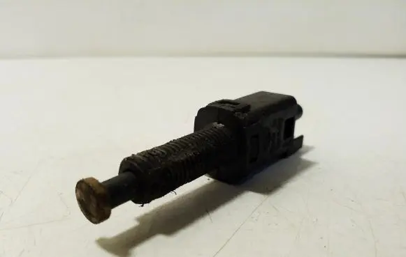 Volkswagen PASSAT B4 Brake pedal sensor switch 811907343B