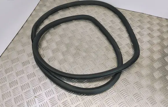Opel Zafira C Front door rubber seal 13259937