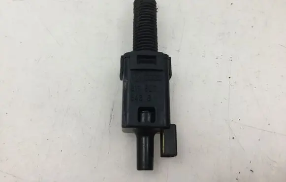 Volkswagen PASSAT B5 Brake pedal sensor switch 811907343B