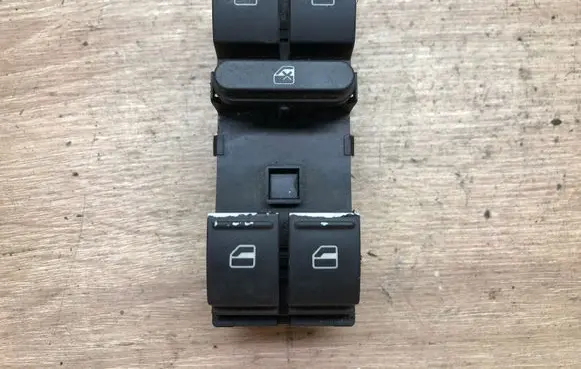 Volkswagen Golf V Electric window control switch 1K4959857