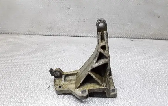 Volvo XC90 Engine mounting bracket 8675329