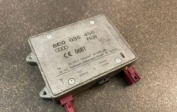 Audi A4 S4 B6 8E 8H Aerial antenna switch 8E0035456