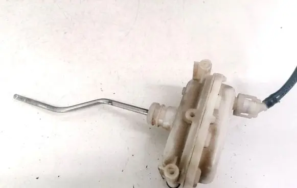 Volkswagen PASSAT B4 Central locking vacuum pump 3A9862159A