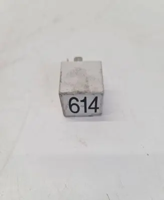 Volkswagen Golf V Other relay 8E0951253