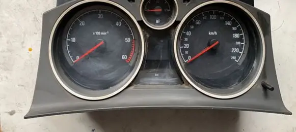 Opel Zafira B Speedometer (instrument cluster) 13172012