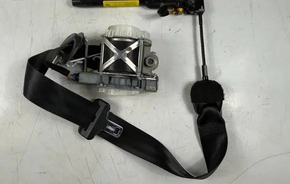 Peugeot 3008 I Front seatbelt 34068388E