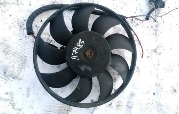 Radiator cooling fan shroud