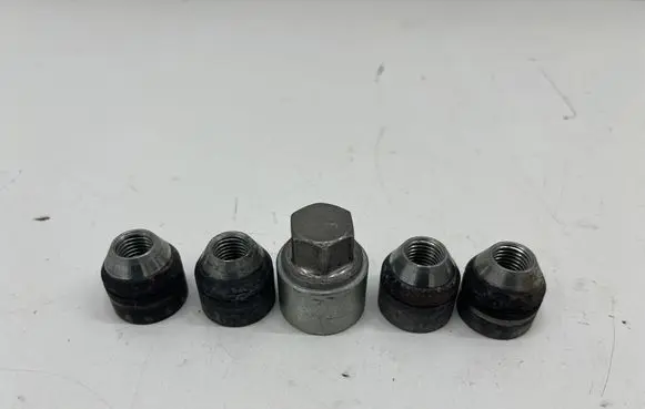 Opel Insignia B Anti-theft wheel nuts and lock 