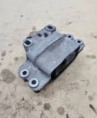 Volkswagen Tiguan Engine mount bracket 1712223A