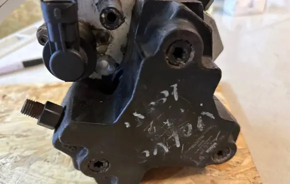 Volvo XC90 Fuel injection high pressure pump 8692521