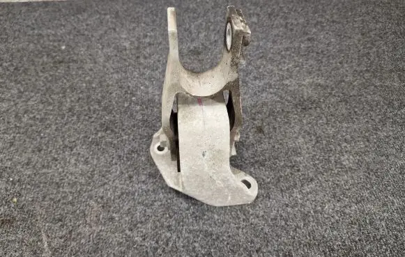 Volvo XC90 Engine mount bracket 31339951 31480565 31480564
