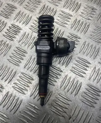 Volkswagen PASSAT B6 Fuel injector 038130073AG