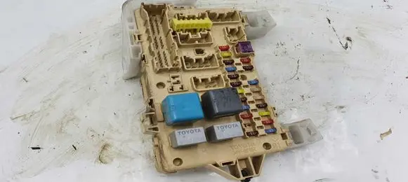 Toyota Corolla Verso E121 Fuse module 892210F030