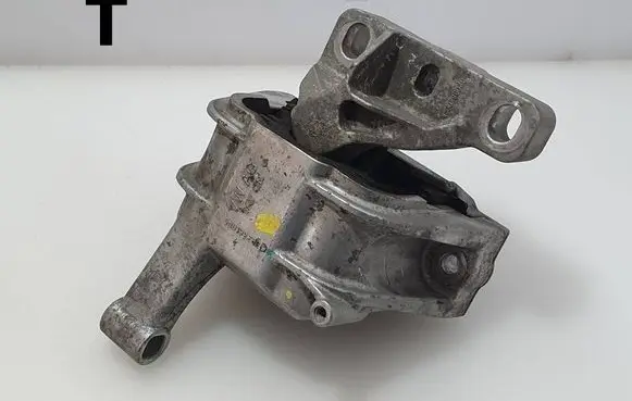 Volkswagen Tiguan Engine mount bracket 5N0199262D