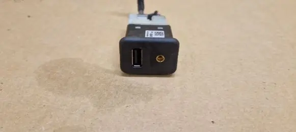 Opel Corsa E USB socket connector 95224941 NAT124264526