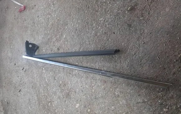 Mercedes-Benz CLS C219 Front door glass trim molding A2197250565