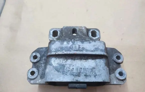 Volkswagen Touran I Engine mount bracket 1K0199555