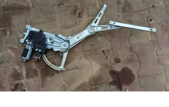 Opel Zafira B Front door window regulator with motor 