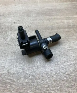 Volkswagen PASSAT B5 Vacuum valve 058906283C