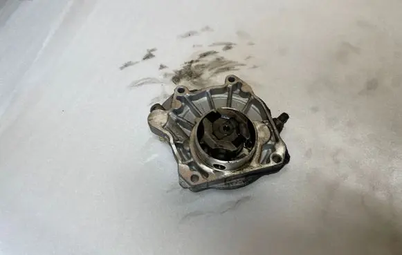 Opel Zafira C Vacuum pump 55205446