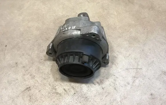 BMW 7 F01 F02 F03 F04 Engine mount bracket 6777371