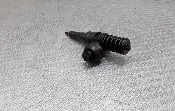Volkswagen Golf V Fuel injector 038130073AG