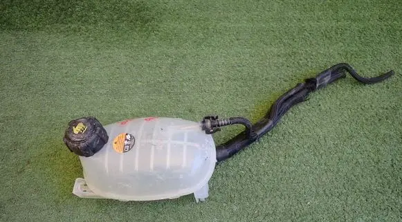 Nissan Juke II F16 Coolant expansion tank/reservoir 
