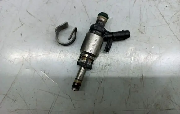 Volkswagen Jetta VI Fuel injector 06A906036F