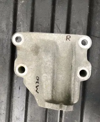 Infiniti M30 Engine mounting bracket 4448373737373