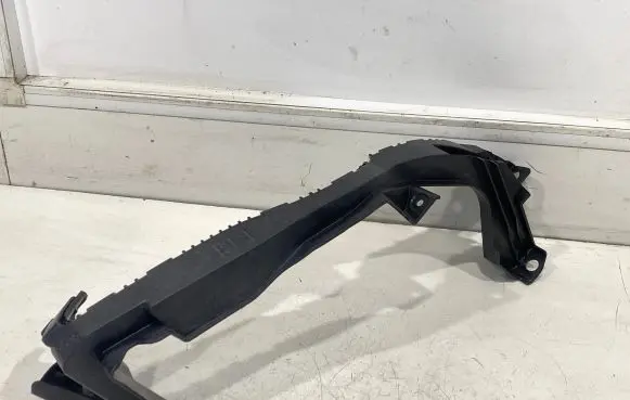 Headlight/headlamp mounting bracket