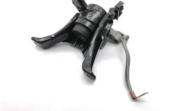 Toyota C-HR I Engine mount bracket