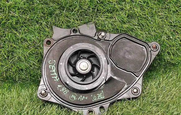 Volkswagen Jetta VI Water pump 06K121011