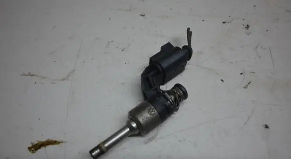 Volkswagen Tiguan Fuel injector 03C906036E