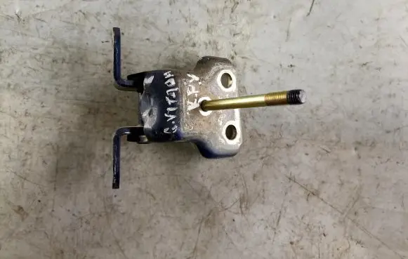 Suzuki Grand Vitara I Front door upper hinge