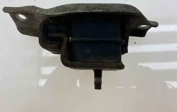 Subaru Legacy Engine mount bracket 41022FA000 41022AC020 41022AC030